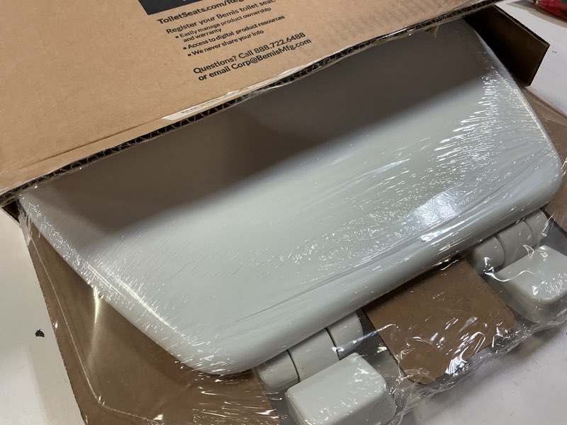 Condition photo showing New/Like New for mayfair linden slow close toilet seat, non slip heavy duty wood, easy install, round, white round traditional hinge
