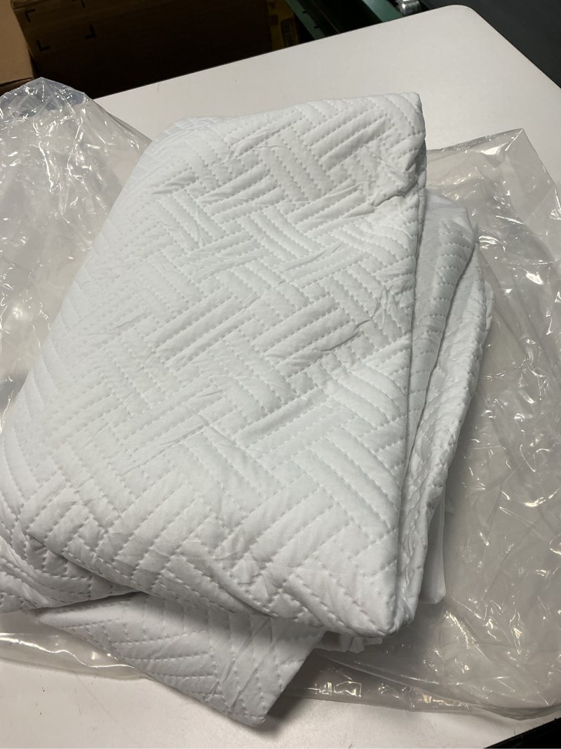 Condition photo showing Good Condition for Waterproof Mattress Protector Queen Size - Breathable, Noiseless, Ultra-Soft Bed Cover, Mattress Pad Cover with Deep Stretchable Pockets 8"-21" (White) White Queen