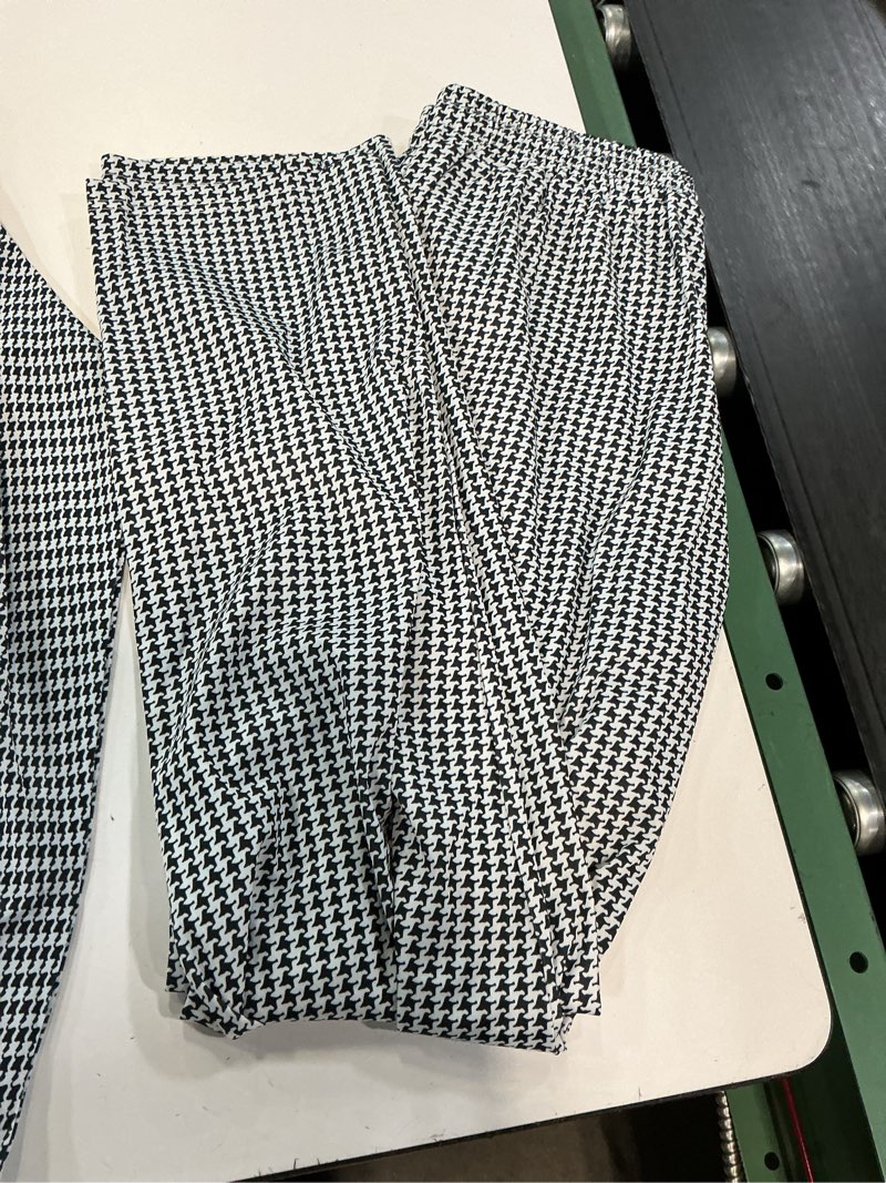 Condition photo showing Good Condition for (size m) the selected set of garments shows a coordinated design composed of a polo shirt and pants with the classic crow’s foot print (known in english as houndstooth or puppytooth) in black and white.