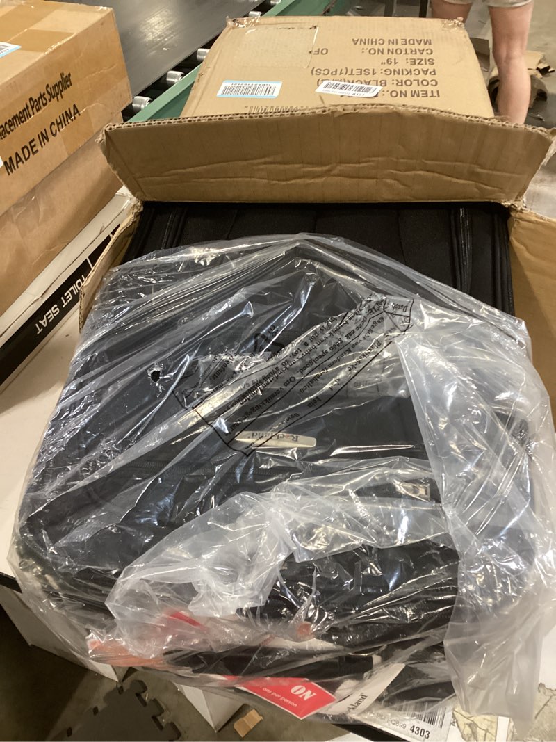 Condition photo showing Good Condition for rockland pasadena expandable spinner carry-on 19", black carry-on 19-inch black
