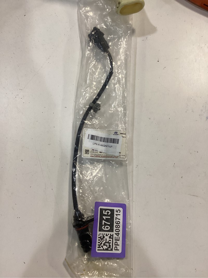 Condition photo showing New/Like New for Hyundai Genuine 39180-25300 Crankshaft Position Sensor