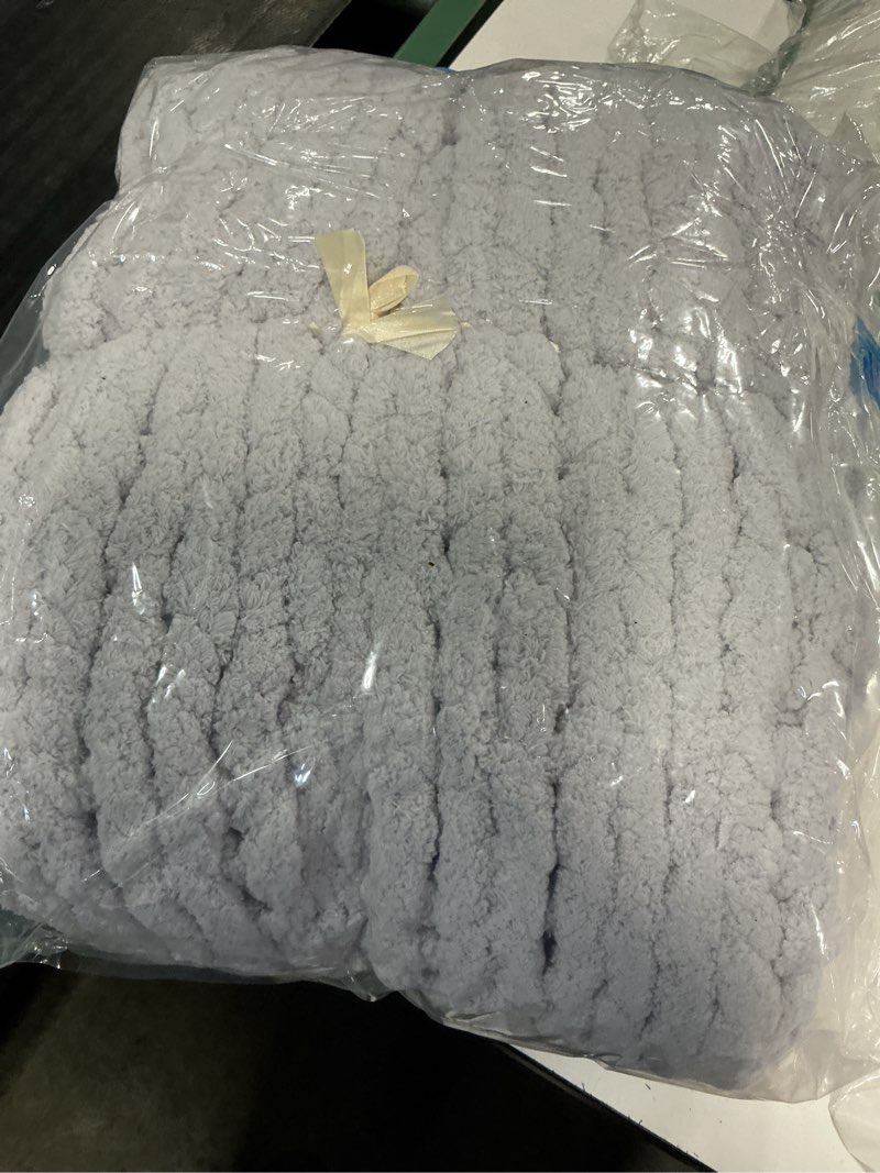 Condition photo showing Good Condition for chuncky knit throw blanket 40”x60” 