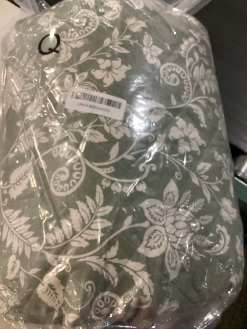 Condition photo showing Good Condition for bloomhaven quilt set queen size, green floral quilt sets, reversible bedspread lightweight and breathable for all seasons, soft quilted bedspread with 2 pillow shams green queen
