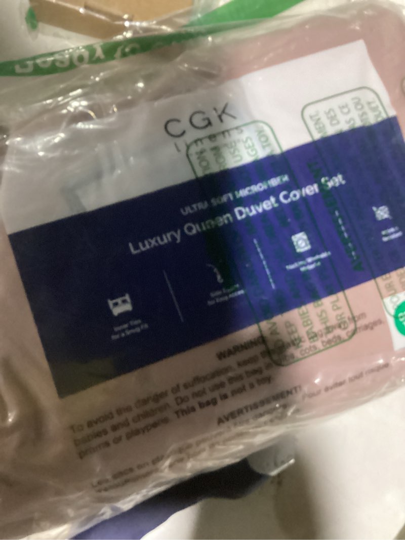 Condition photo showing New/Like New for CGK Unlimited Duvet Cover Queen Size Set - Extra Soft Queen Size Duvet Cover 90 x 90 with 2 Pillow Shams - Hotel Quality, Fade Free with Zipper Closures & Ties - Bedding and Bed Linens Set (Mauve) 39 - Mauve (No Comforter) Queen (90x90)