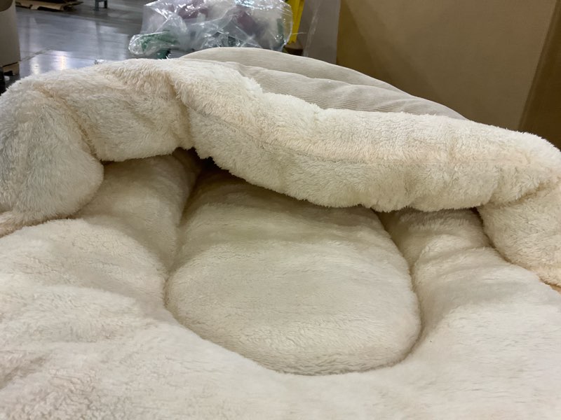 Condition photo showing New/Like New for Dog or Cat Bed, Warm and Soft