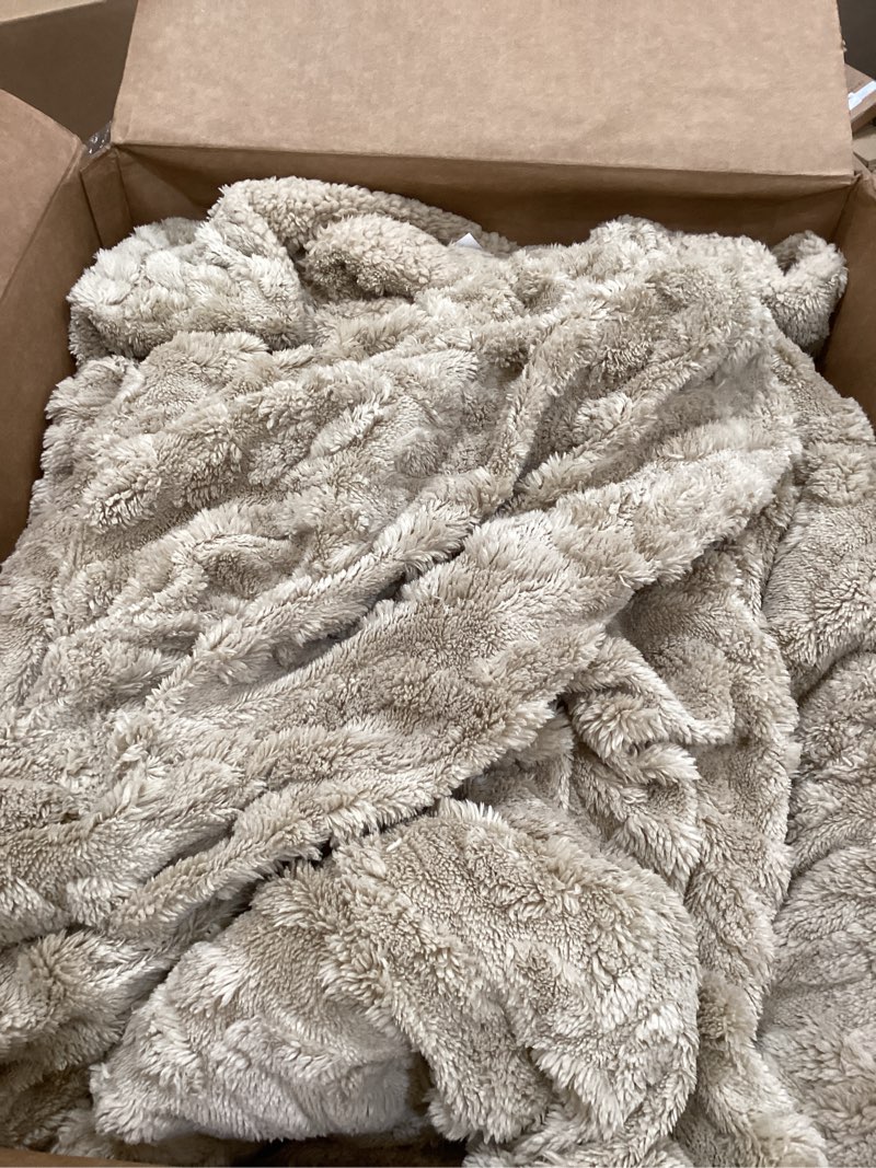 Condition photo showing Good Condition for PHF Ultra Soft Sherpa Fleece Blanket King Size 108" x 90", 510GSM Fleece Lightweight Yet Warm Blanket for Winter Bed, No Shedding, No Pilling, Tufted Jacquard for Luxury Home Decor, Khaki Khaki King Size(108"X90")