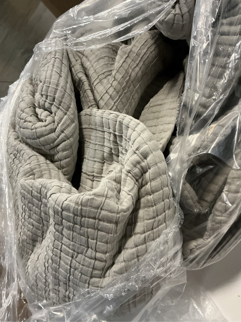 Condition photo showing Good Condition for organic ribbed cotton coverlet