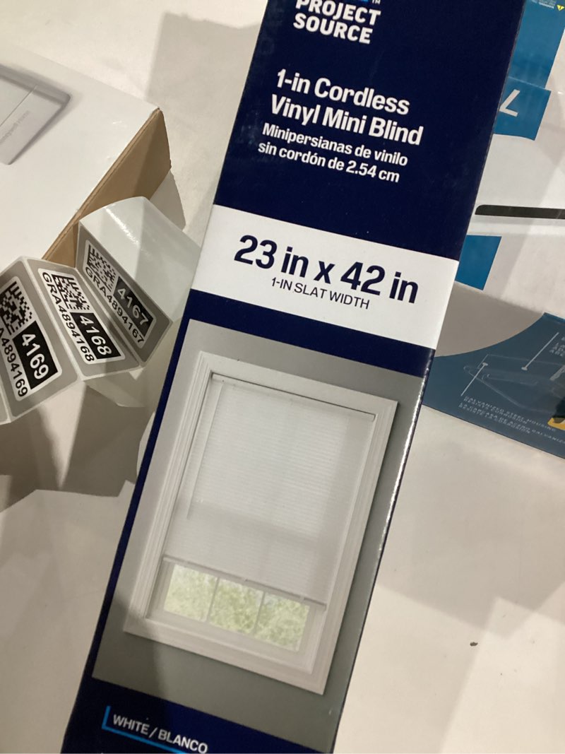 Condition photo showing As Is for 1-in cordless vinyl mini blind minipersianas de vinilo sin cordón de 2.54 cm  23 in x 42 in
