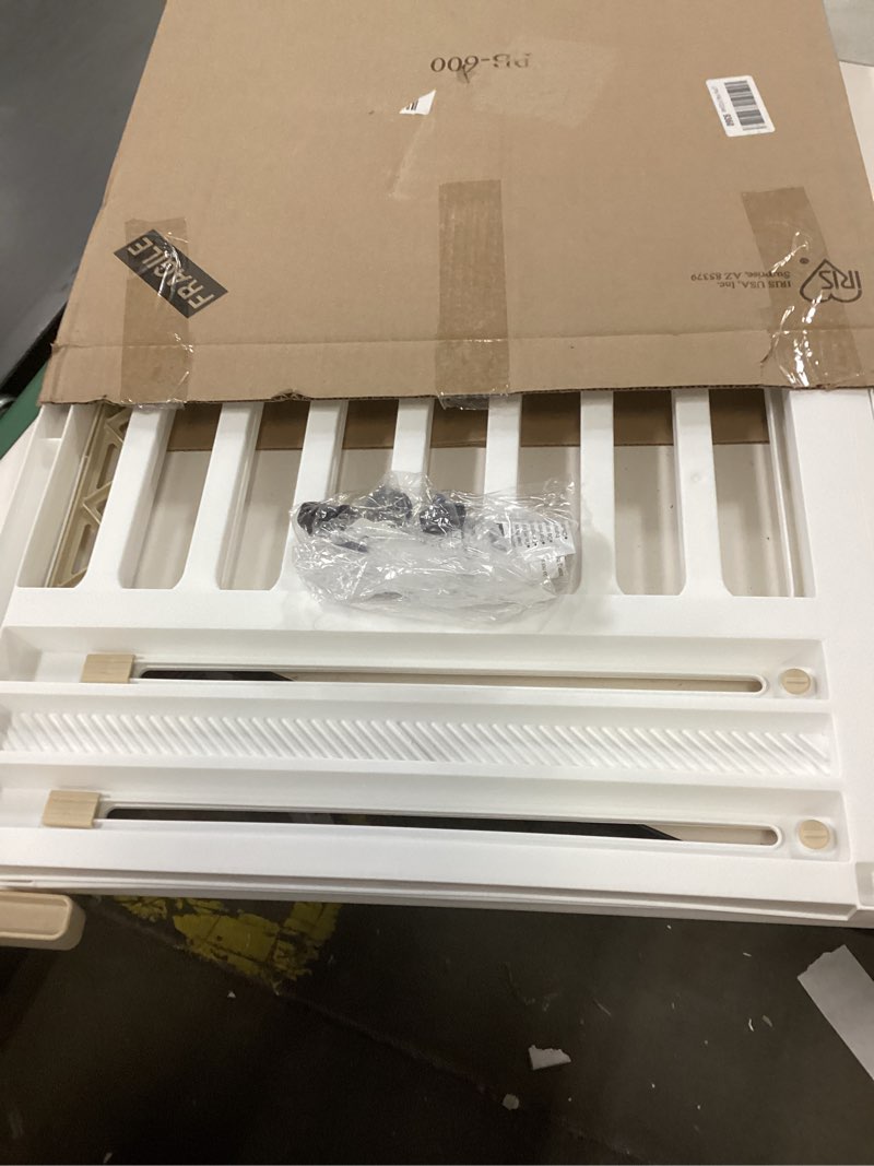 Condition photo showing Good Condition for IRIS USA 24"-39" Dog Gate, Adjustable Indoor Pet Barrier, Pet Gate for Puppy, Small Dog, Cat, Easy Twist-to-Lock for Doorways & Stairs, Portable, Expandable, 25" Tall, White 1 Pack White