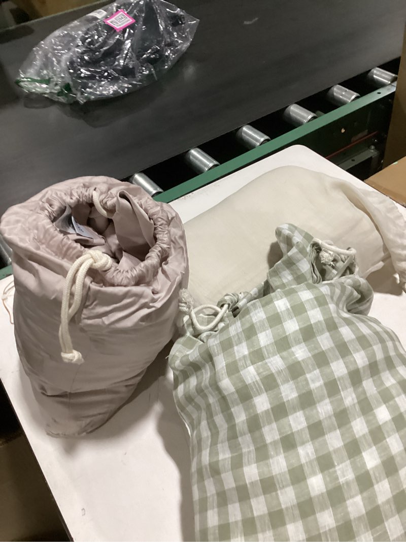 Condition photo showing As Is for **similar to** (various colors and patterns) quince full/queen sheet set
