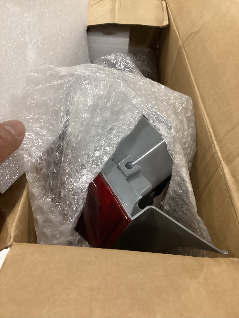 Condition photo showing Good Condition for silscvtt outer passenger side rear brake tail light assembly replacement for corolla 2014-2016 right tail lamp 8155002751 to2805118