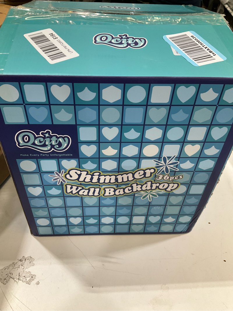 Condition photo showing Good Condition for shimmer wall backdrop