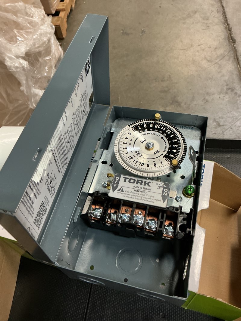 Condition photo showing Good Condition for 40 amp 24-hour indoor/outdoor mechanical timer switch