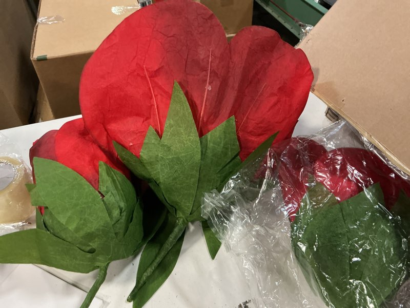 Condition photo showing Good Condition for 150cm/60in Giant Red Rose Huge Artificial Flowers Jumbo Rose Props Big Large Flower Props for Decoration Creative Gift for Wedding Anniversary Birthday Mother's Day 3 pieces  ( similar 