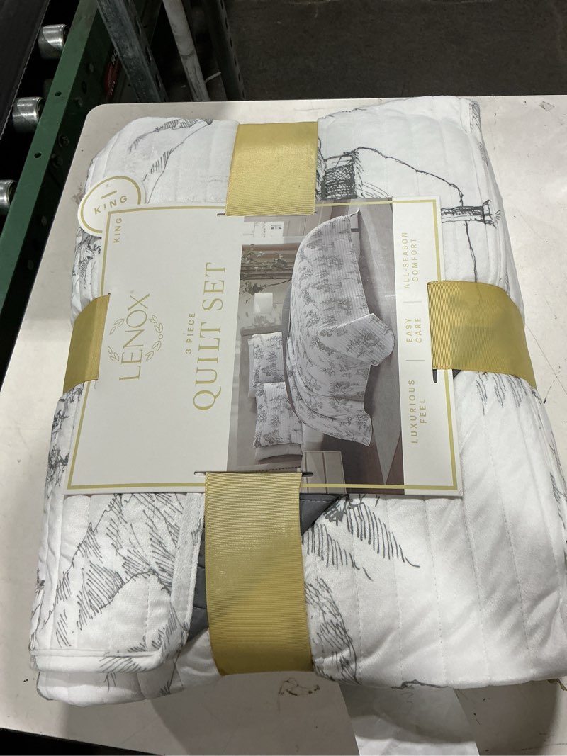 Condition photo showing New/Like New for lenox 3-piece polyester holiday patterened quilt set, king