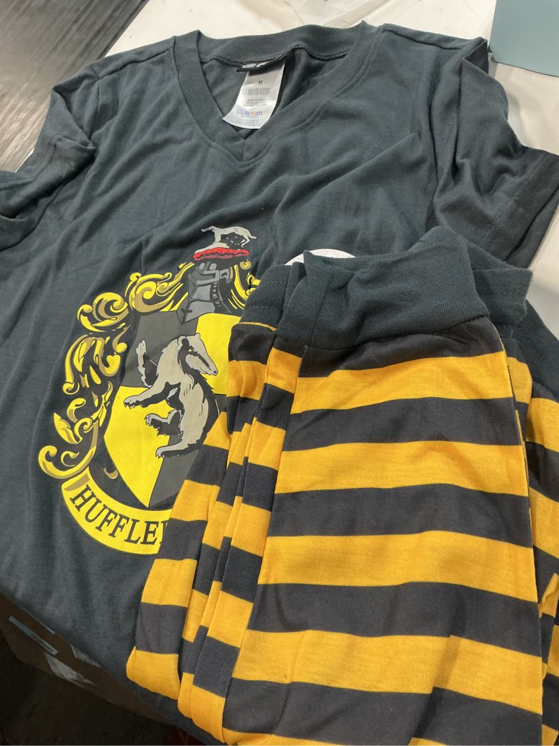 Condition photo showing New/Like New for (size m) harry potter womens' hogwarts house crest jogger pajama set-all housesz