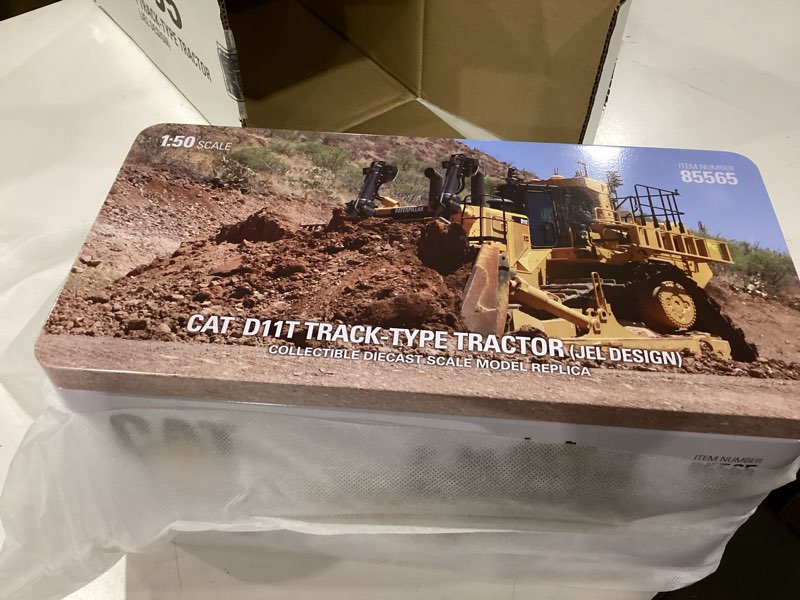 Condition photo showing New/Like New for diecast masters 1:50 scale caterpillar d11t track-type tractor (jel design) | high line series cat trucks & construction equipment | diecast masters model 85565