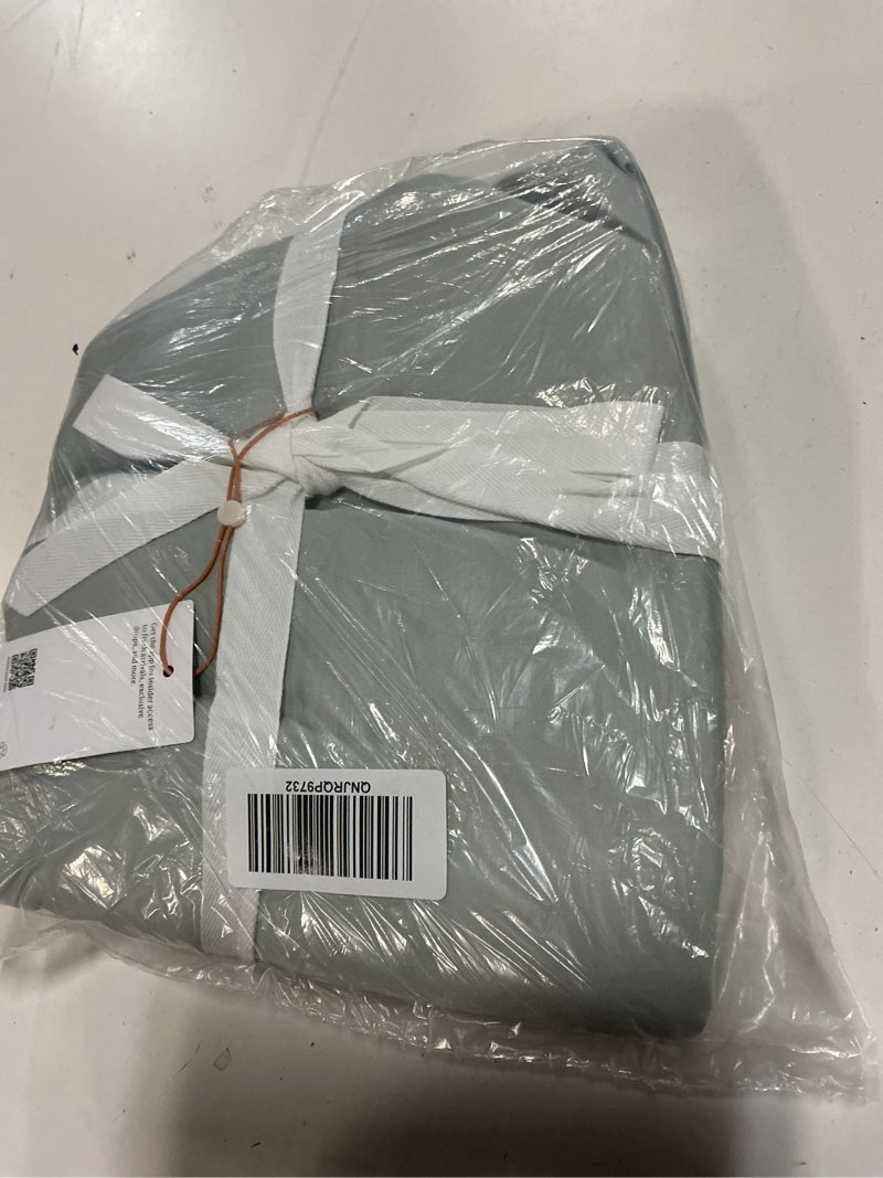 Condition photo showing New/Like New for bamboo duvet cover, full/queen, mist