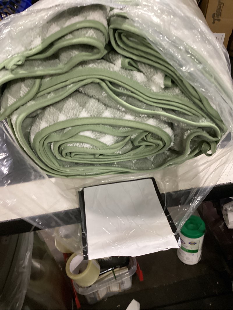 Condition photo showing As Is for 12 pcs green white diamond towel set-4 bath towels,4 hand towels,4 washcloths soft polyester towels with loop absorbent shower towel quick dry beach chair towel family towels for bathroom spa gym pool green white 12 pcs towel set