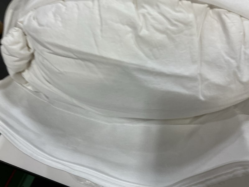 Condition photo showing Good Condition for lightweight premium down comforter, king/cal king, down