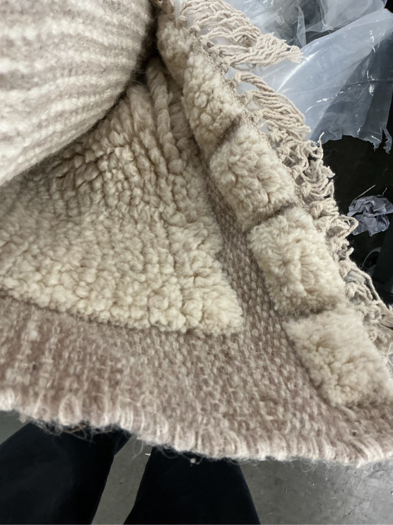 Condition photo showing New/Like New for saje wool shag rug size: 3' x 5