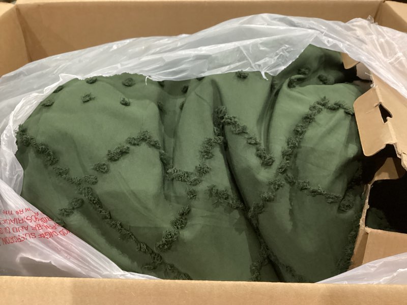 Condition photo showing Good Condition for bedsure queen comforter - olive green comforter, boho tufted distressed vintage bedding for kids, 2 pieces farmhouse-style bed set for all seasons, fluffy soft bedding with 2 pillow shams queen 02 - olive green