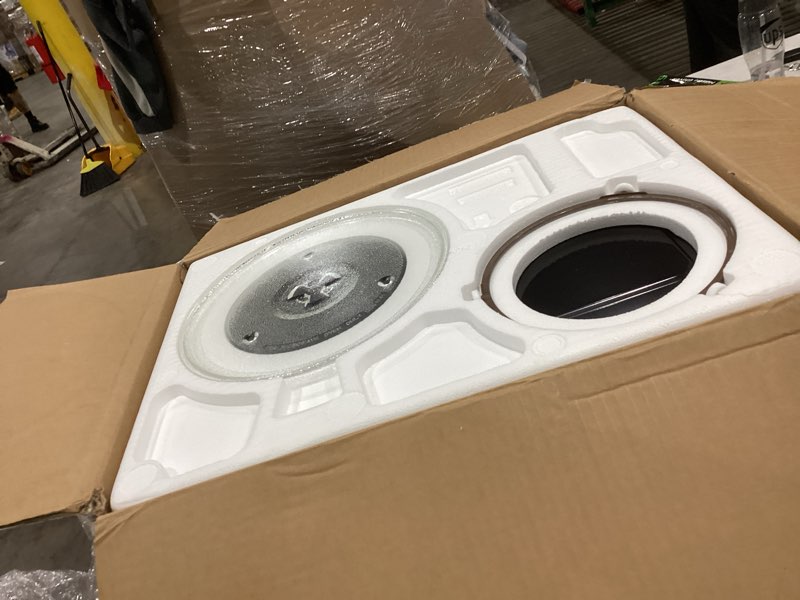 Condition photo showing New/Like New for kenmore counter top microwave