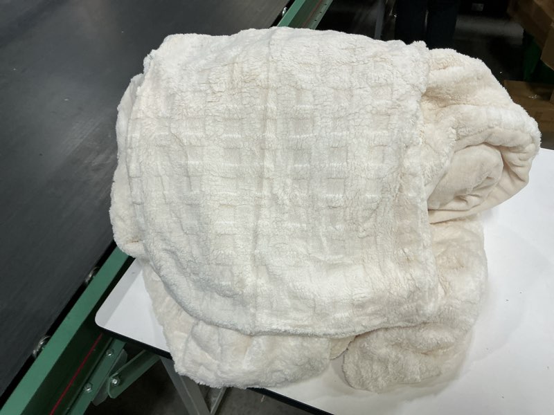 Condition photo showing Good Condition for Amélie Home Queen Comforter Set, All-Season Down Alternative Bedding, Luxury Soft Jacquard with Elegant Windowpane Design, Cozy 3-Piece Set for Bedroom & Guest Room Beige Queen (90"x90")