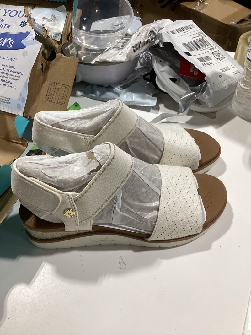 Condition photo showing Good Condition for skechers womens desert kiss - serendipitous 8 taupe