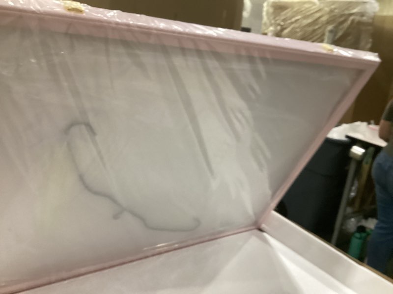 Condition photo showing Good Condition for display case