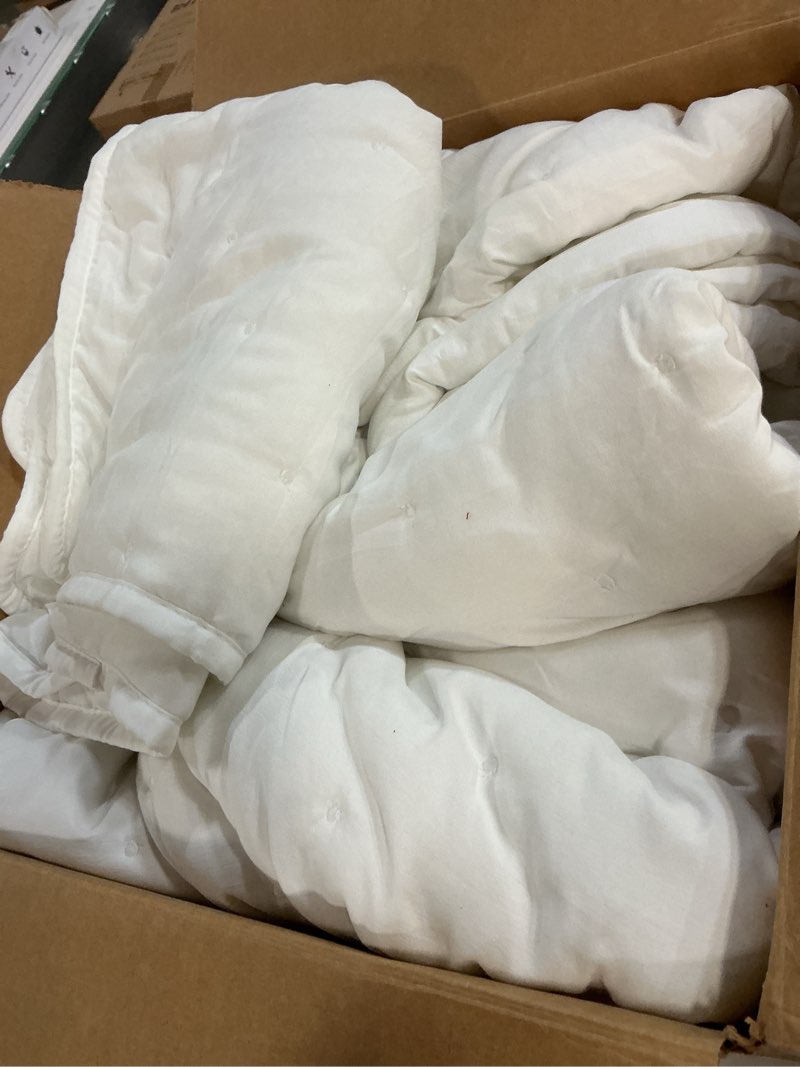 Condition photo showing Good Condition for White Cloud California Cal King Size Quilt Bedding Sets with Pillow Shams, Oversized Puffy Cozy Lightweight Bedspread Coverlet, Soft Cute Bed Cover for All Season - 3 Pieces White California King