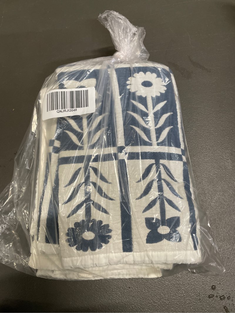 Condition photo showing Good Condition for organic cotton jacquard floral sham set, full/queen, glacier blue