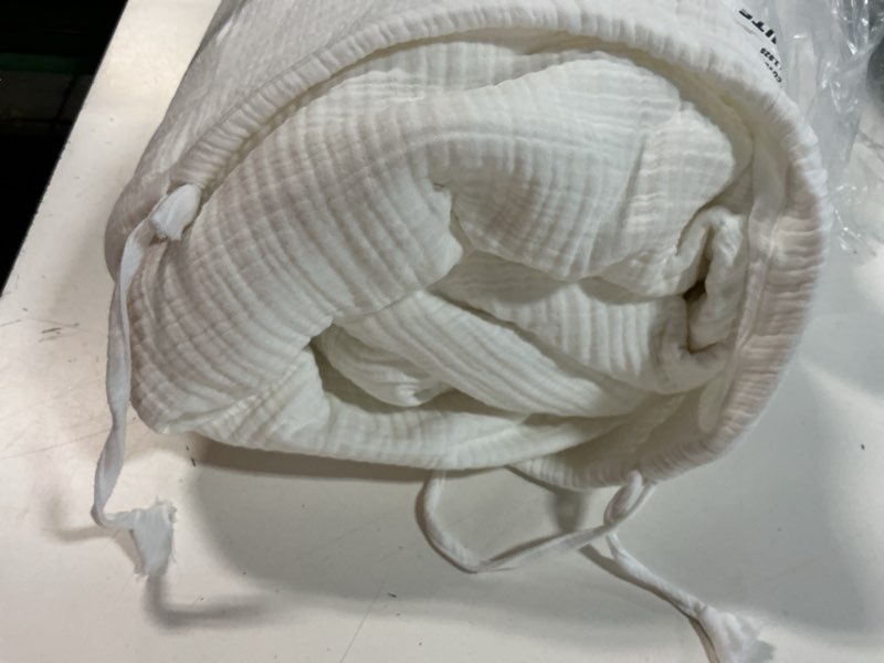 Condition photo showing New/Like New for quince qauze duvet cover set king white