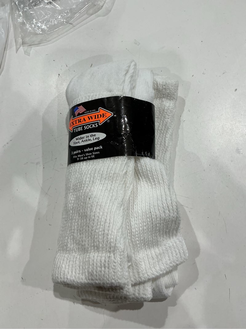 Condition photo showing Good Condition for extra wide men's tube sock 3-pack in white