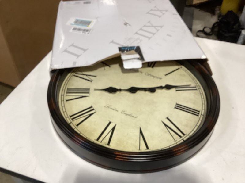 Condition photo showing Good Condition for grand central station extra large 50cm/20-inch wall clock in black