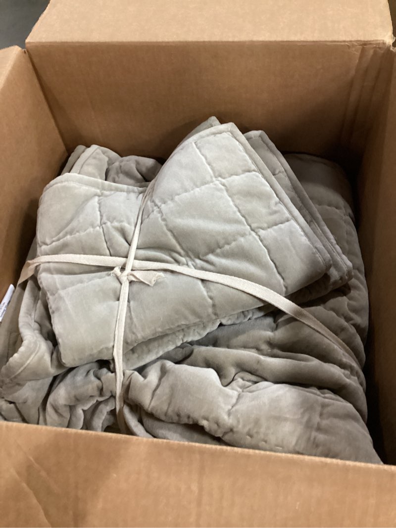 Condition photo showing Good Condition for cotton velvet quilt set, full/queen, light taupe