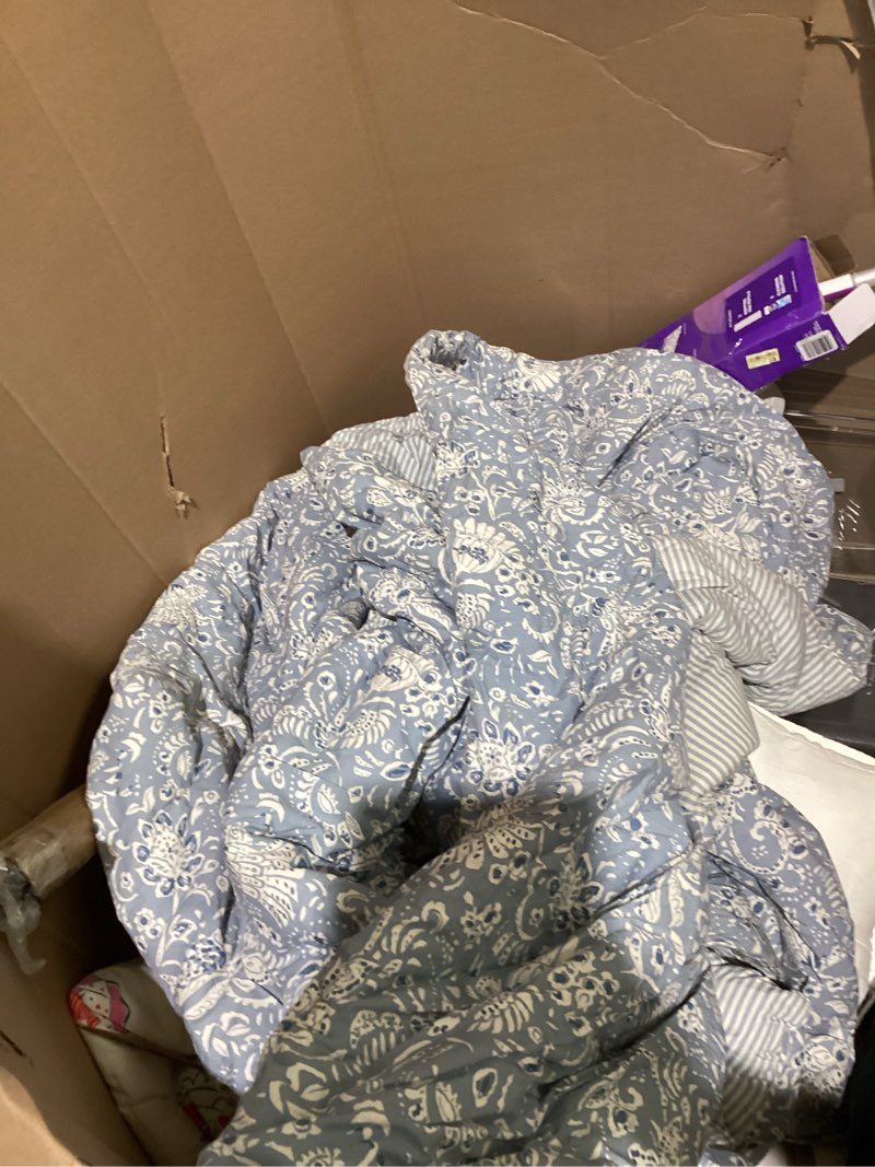 Condition photo showing As Is for king floral paisley casual textured cotton reversible comforter and shams set blue - threshold™