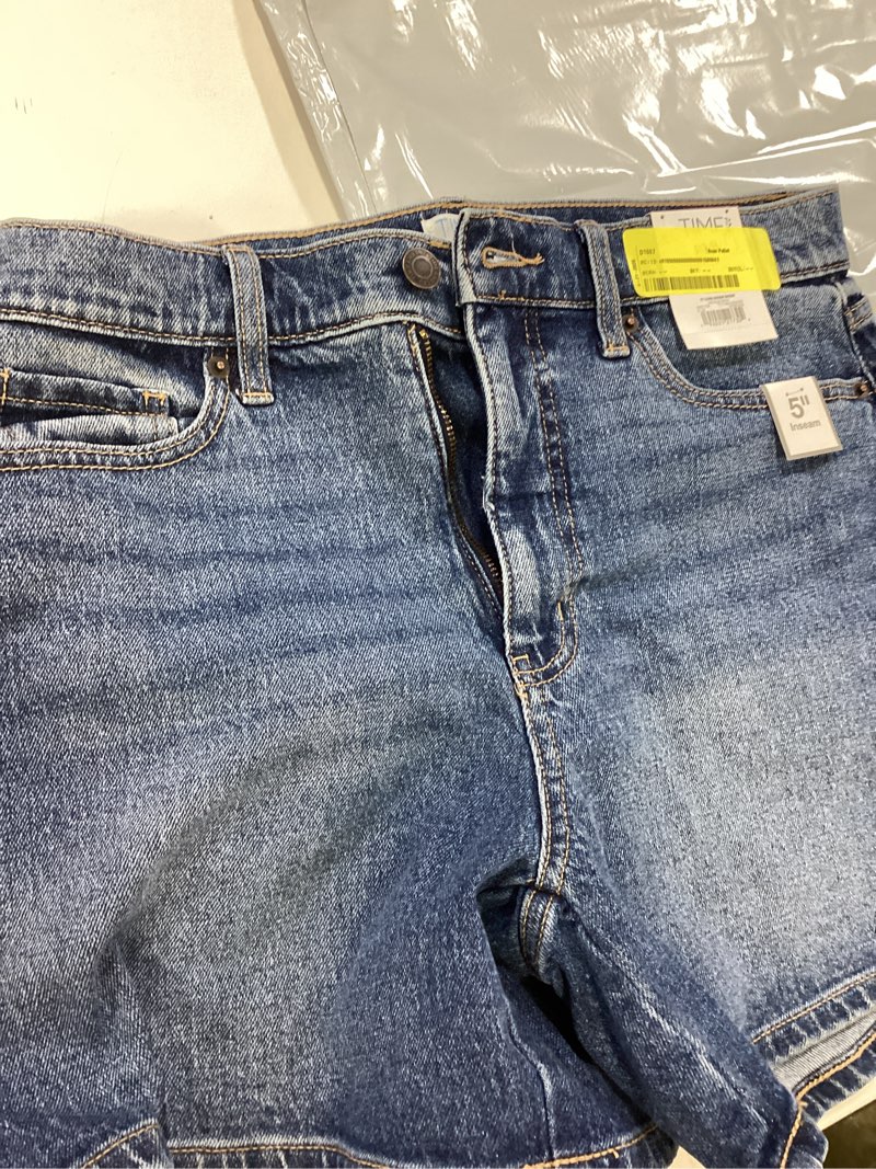 Condition photo showing Good Condition for size 6 time and tru women's high rise denim shorts, 5" 