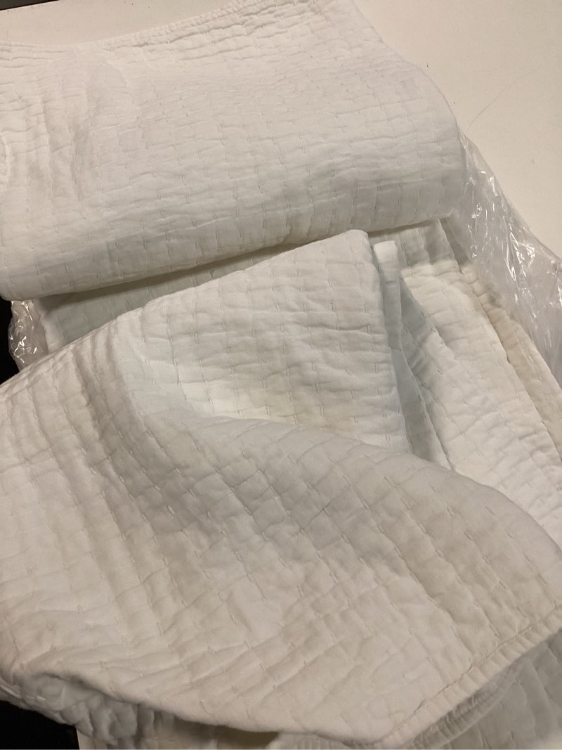 Condition photo showing New/Like New for quince european linen cotton stitch quilt white king 