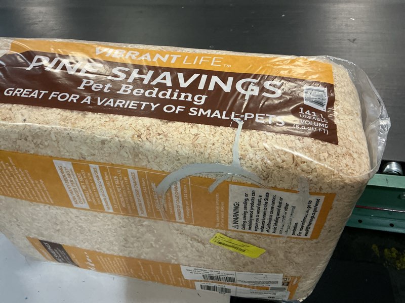 Condition photo showing New/Like New for vibrant life pine wood pet bedding, 141 l bag