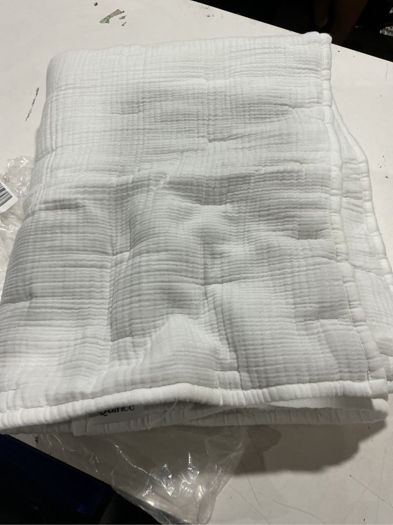 Condition photo showing Good Condition for quince organic cotton gauze toddler quilt white