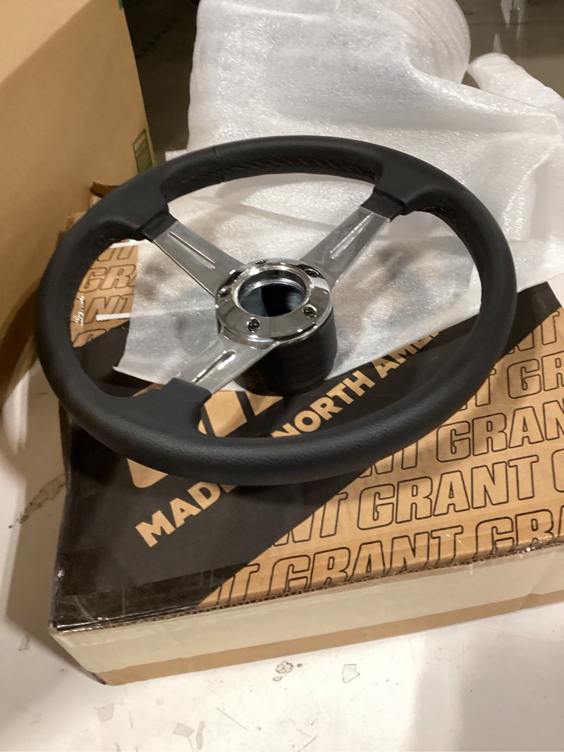 Condition photo showing Good Condition for grant 739 elite gt steering wheel