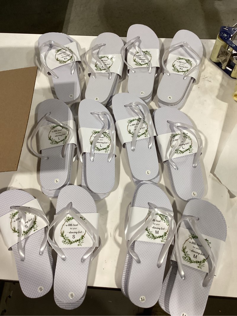 24 pairs wedding flip flops bulk gifts for guests, wholesale sandals with size cards drawstring bags and a wedding sign for pool beach dancing party\nincomplete 