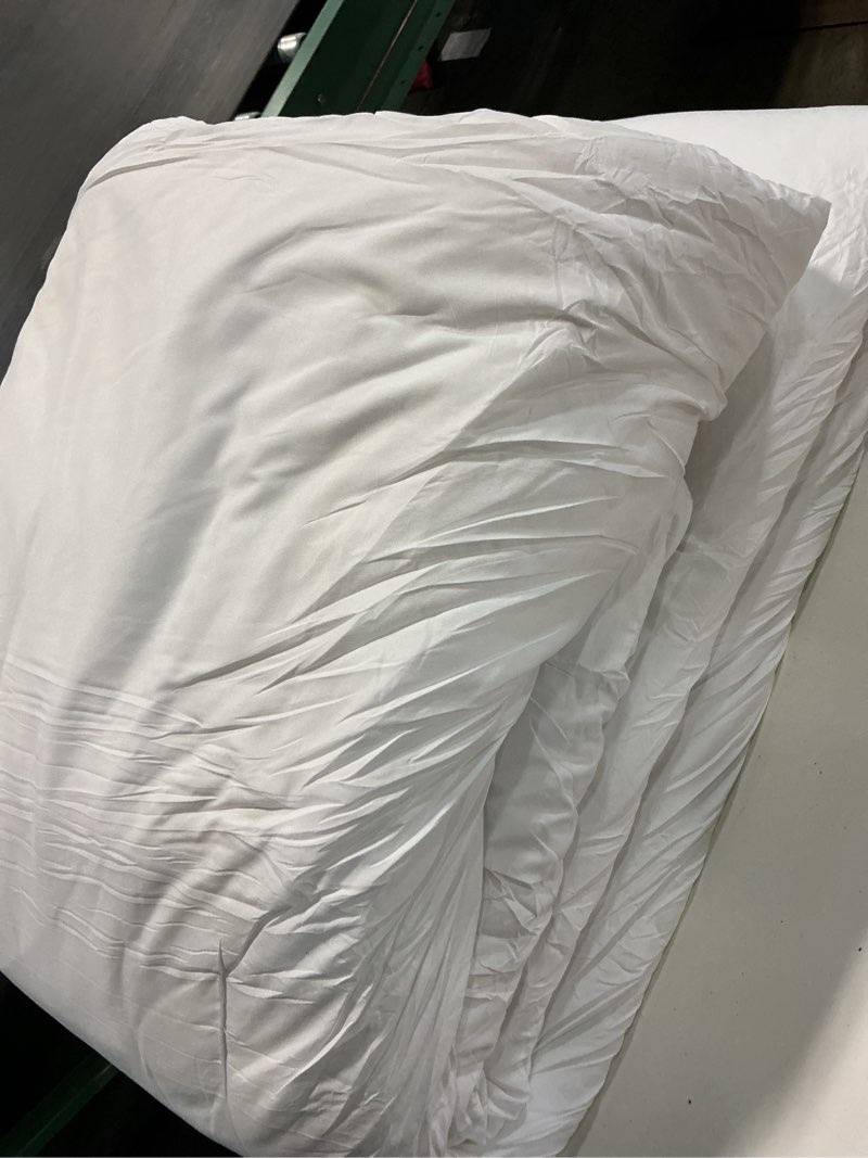 Condition photo showing Good Condition for cozylux oversized king comforter set white, 120\"x98\"