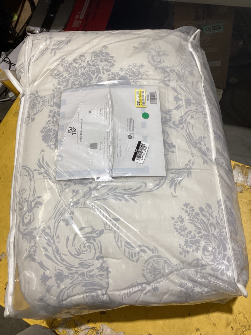 Condition photo showing As Is for twin ruffle comforter set blue floral