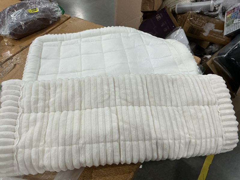 Condition photo showing Good Condition for bedsure comfyfleece™ couch covers for dogs, sofa cover, 23.6 x 47 white | non-slip, 300gsm thick quilted padding, ultra-soft corduroy flannel, machine washable, for chair, small loveseat, bay window