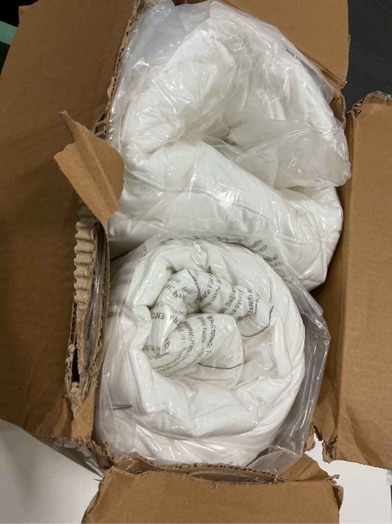 Condition photo showing Good Condition for Utopia Bedding Throw Pillows (Set of 6, White), 18 x 18 Inches Pillows for Sofa, Bed and Couch Decorative Stuffer Pillow 18x18 Inch 6