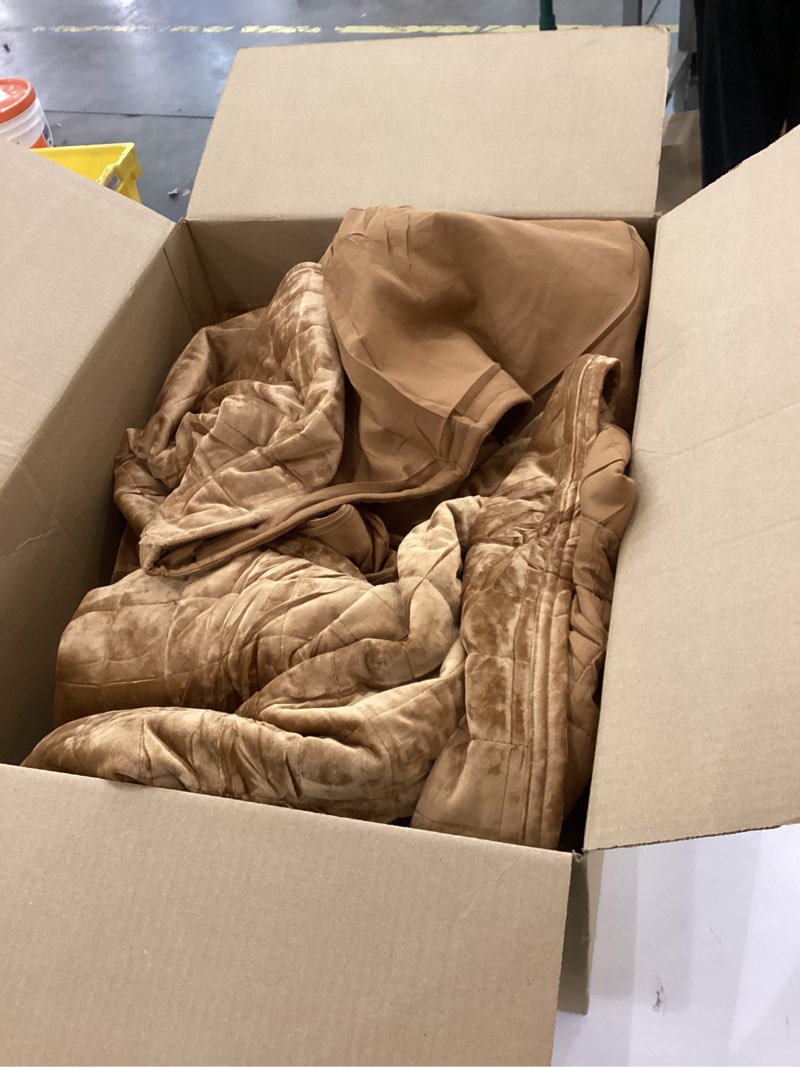 Condition photo showing Good Condition for Comforter set