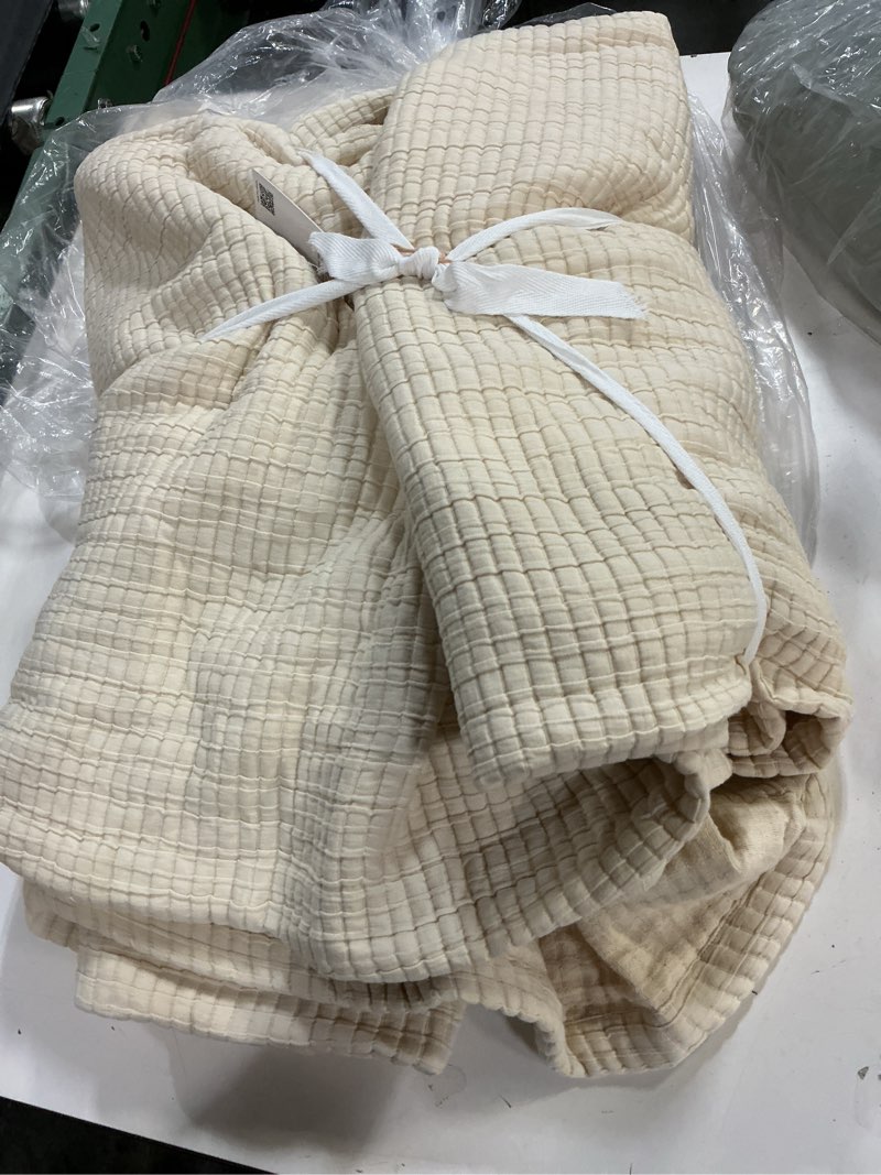 Condition photo showing Good Condition for quince ivory ribbed organic cotton coverlet no shams king/calking 