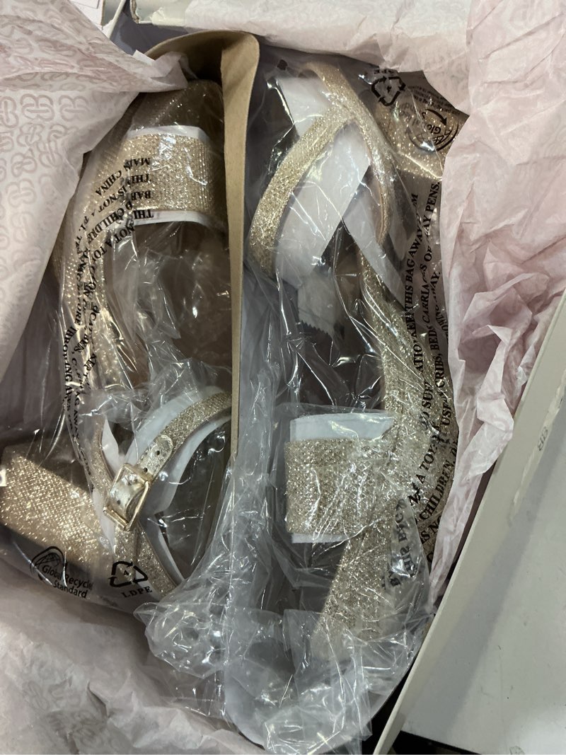 Condition photo showing New/Like New for Bandolino womens Pennie 8.5 Gold 710